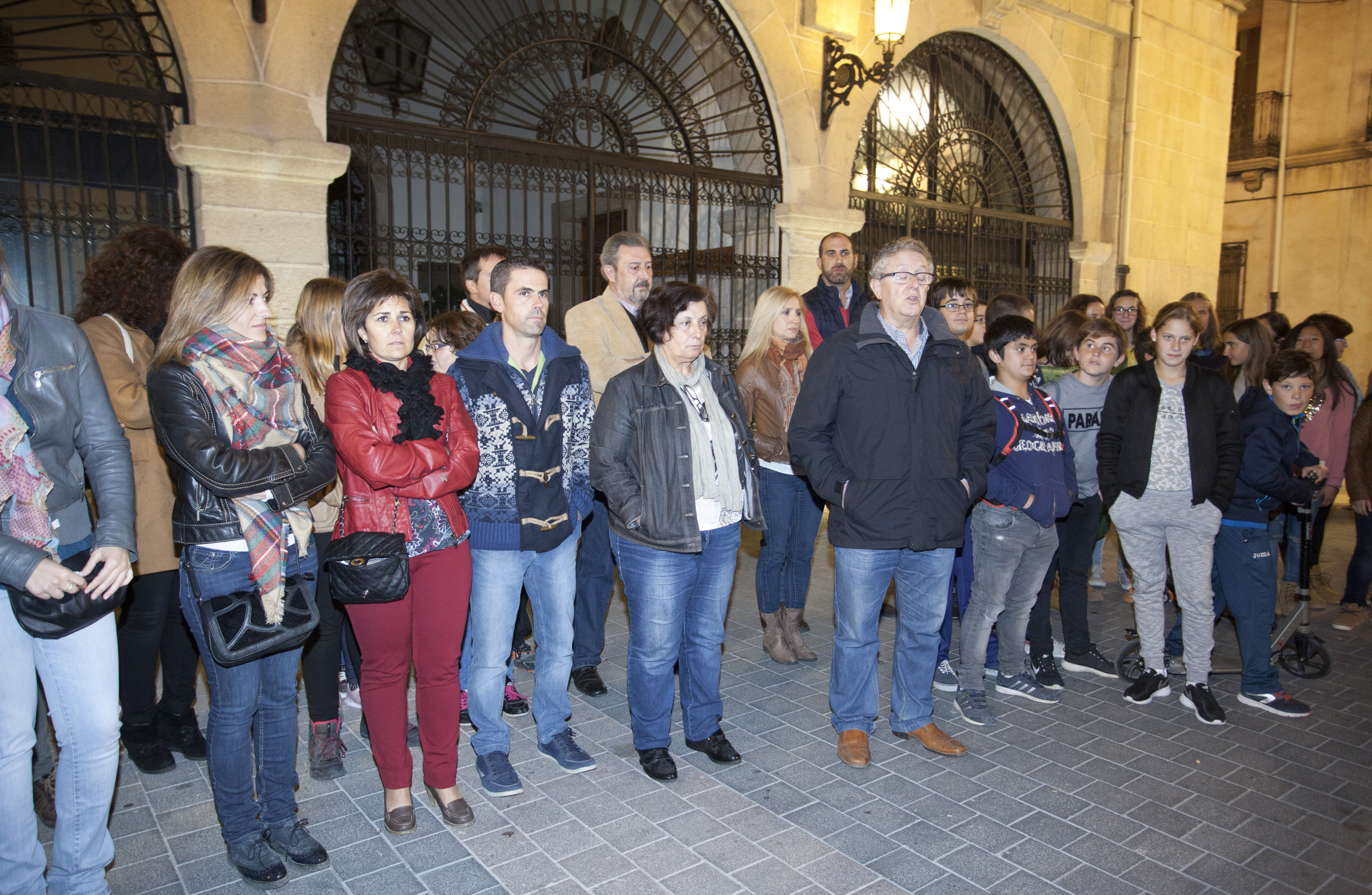Concentració a Castalla per les víctimes dels atemptats a París